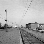 857681 Gezicht op het perron van het N.S.-station Waddinxveen te Waddinxveen, met rechts de goederenloods.